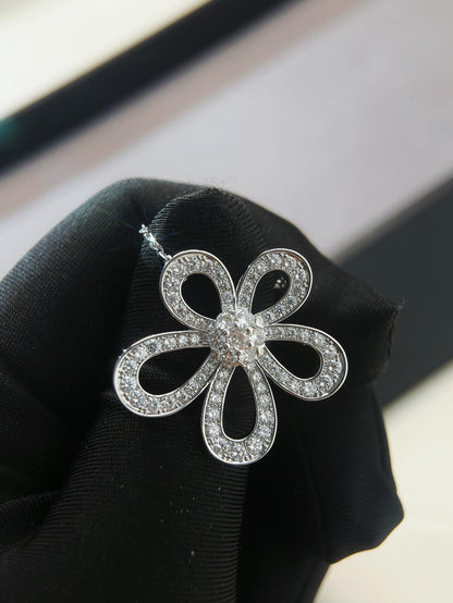 [Eterna Jewels]Flowerlace Lucky Four Leaf Clover Necklace for Her