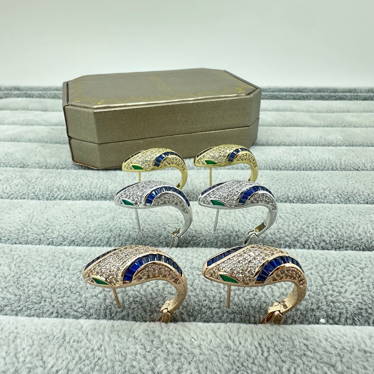[Eterna Jewels]FULL STONE TWO-TONE SNAKE EARRING STUDS