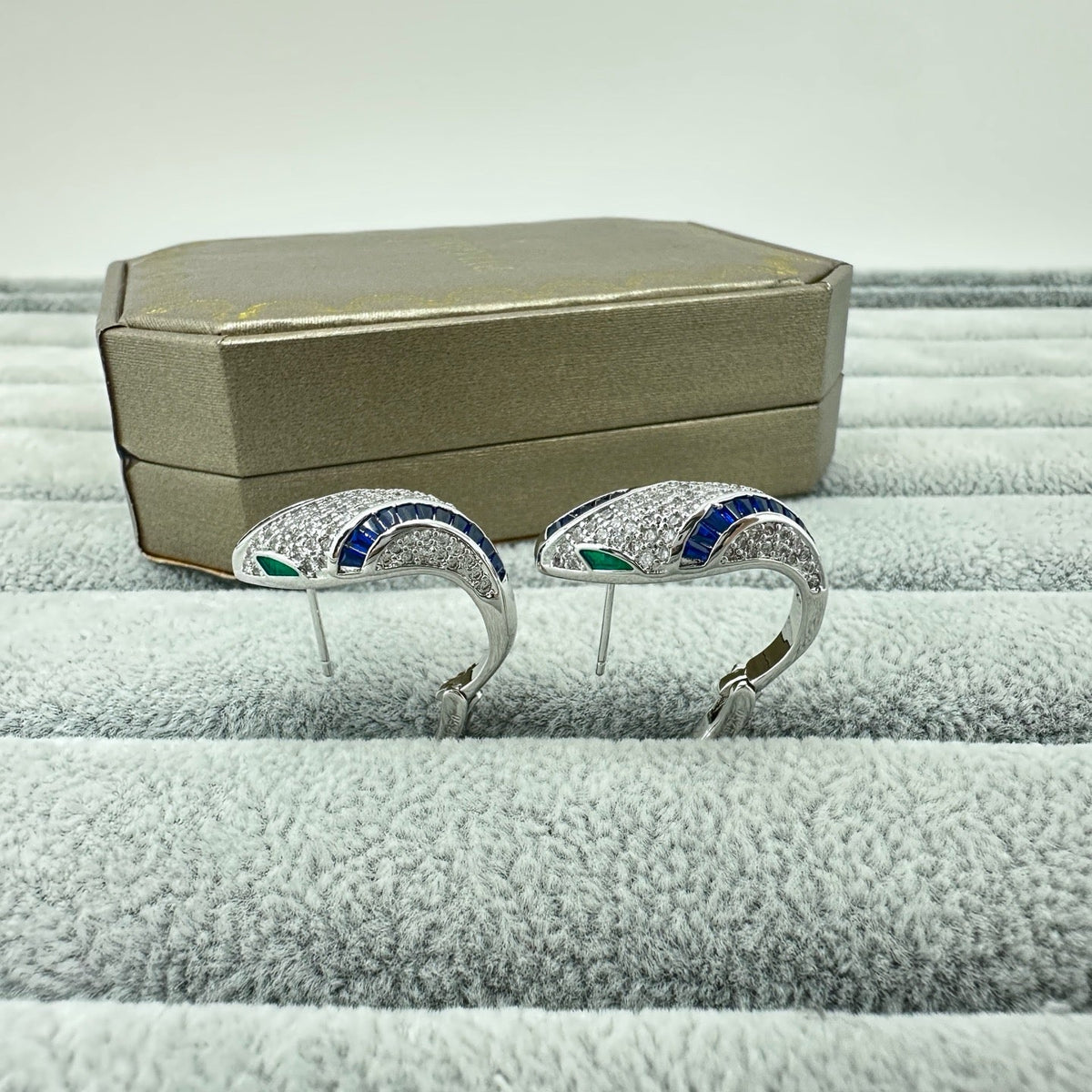 [Eterna Jewels]FULL STONE TWO-TONE SNAKE EARRING STUDS