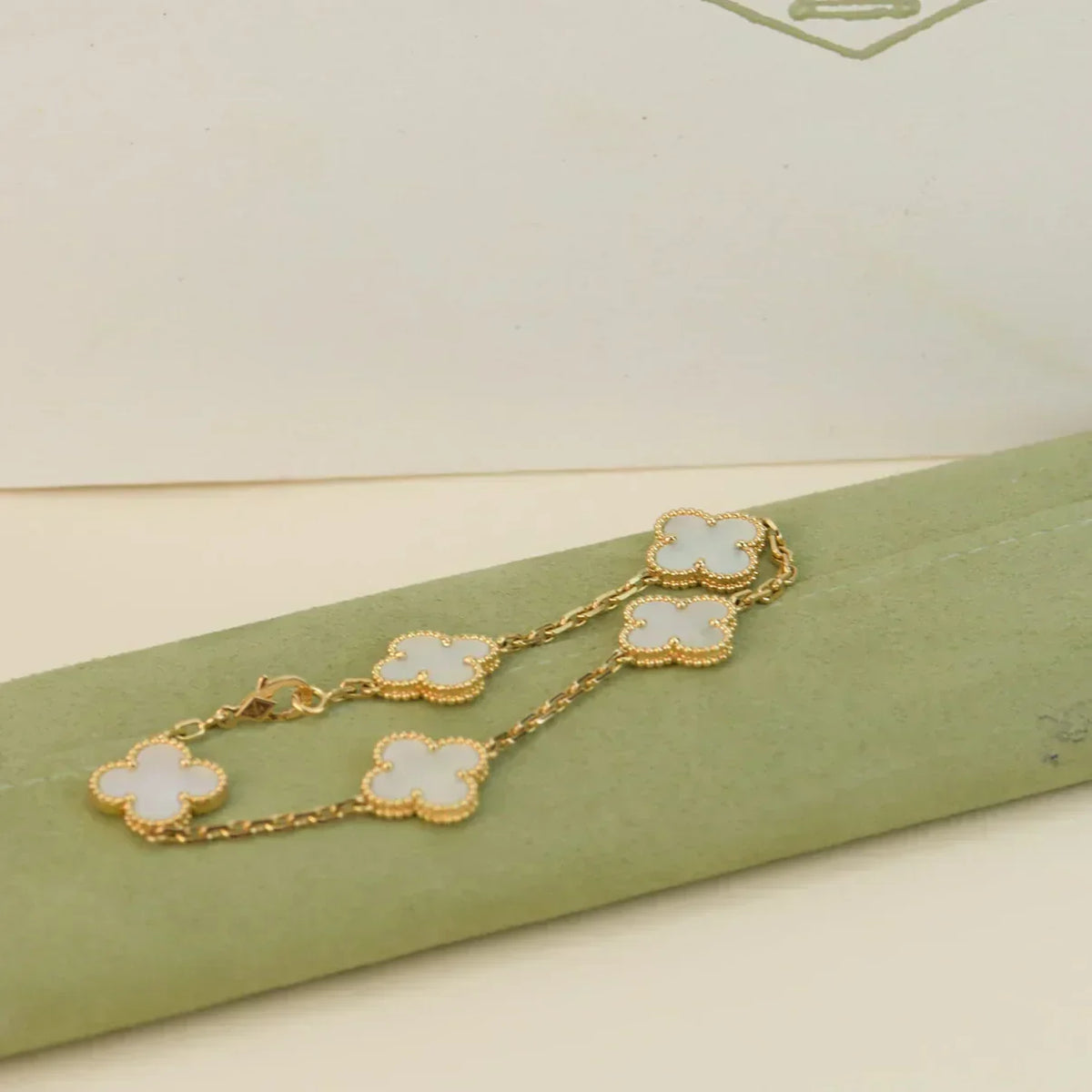 [Eterna Jewels]CLOVER WHITE PEARL MOP 5 MOTIF BRACELET COLLECTION